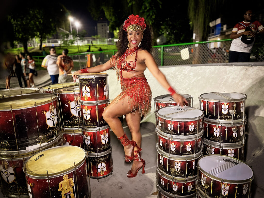 Elaine Caetano Rainha de bateria Renascer 2