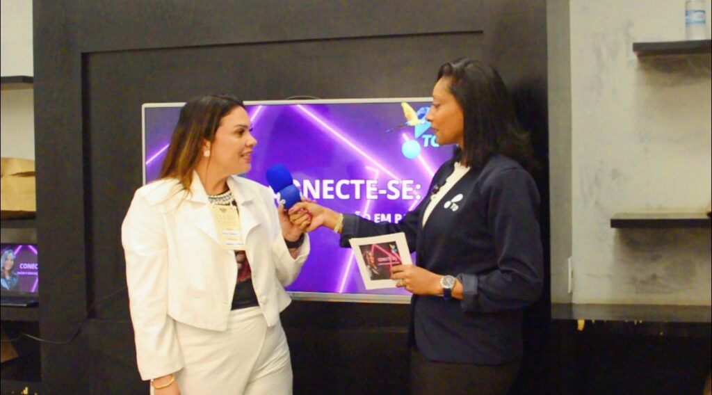 A apresentadora Daniela Ferreira entrevistando a contadora Cássia Ferraro