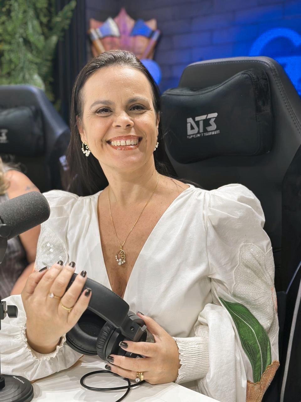Ela também atua como curadora de eventos, colunista do portal Utilità, integrante da equipe do podcast UtilitàCast, staff da Cavalieri Produções, e responsável pelo audiovisual da Revista Cenário Rio.