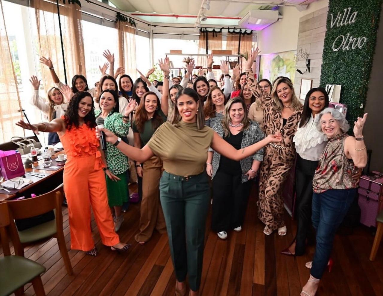 Empresária, mentora e consultora de imagem e estilo. Especialista em posicionamento e networking de alto nível, vai compartilhar como construir uma presença marcante e estratégica no mercado.