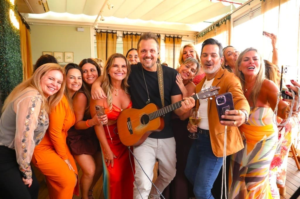 Karla reuniu amigos queridos no Olivo Village Mall, Celebração