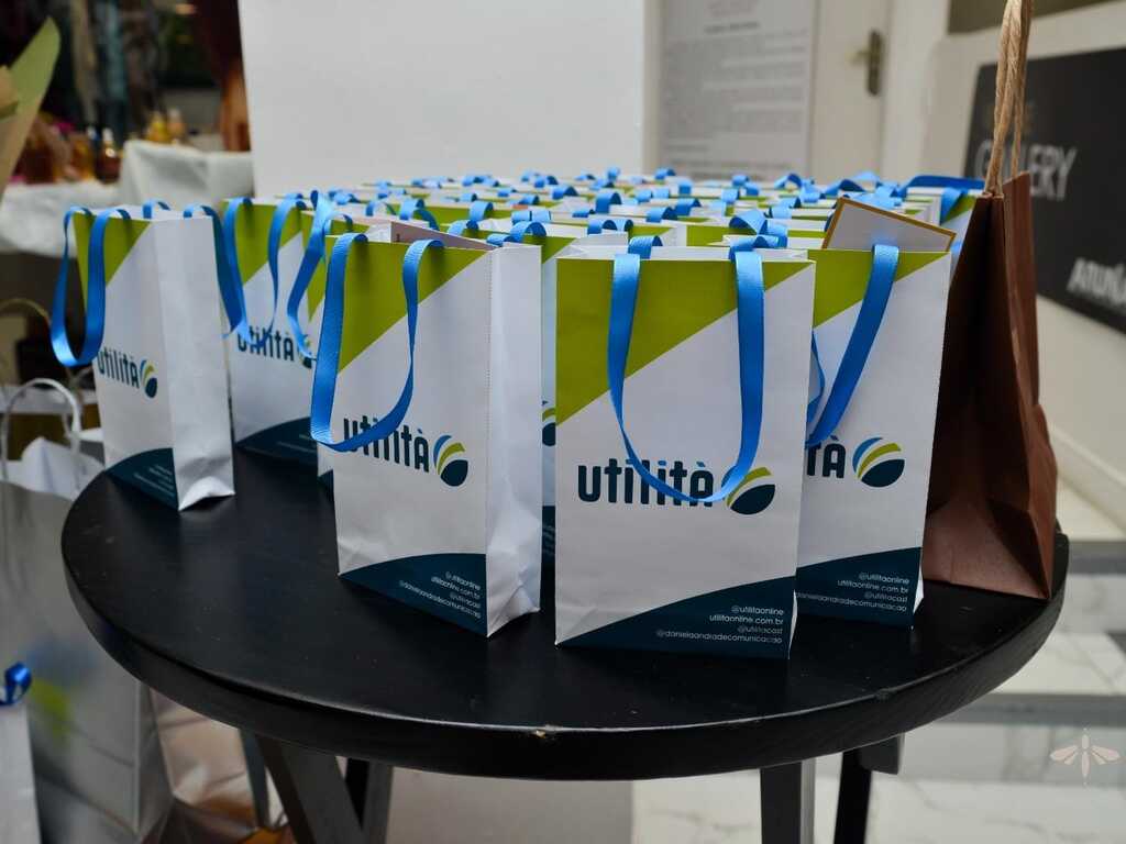 Mini deliverys de marca com presentes para as participantes da revista digital