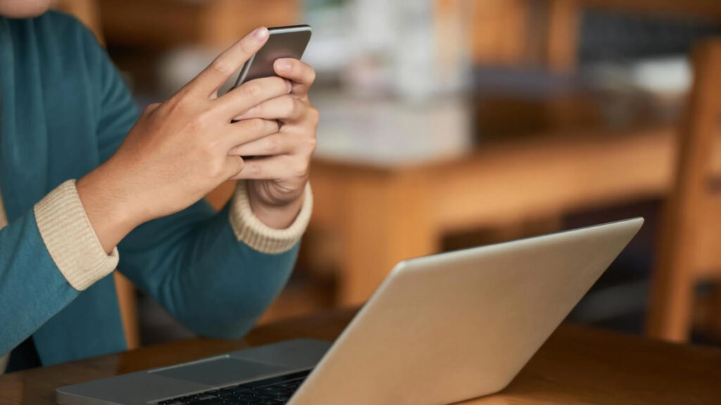 O acesso às ferramentas digitais está literalmente nas mãos de qualquer empreendedor, celular e notebook bastam para executar. O que determina se isso será investimento ou desperdício não é o dispositivo, é a clareza do modelo de negócio que orienta cada decisão tomada na tela.