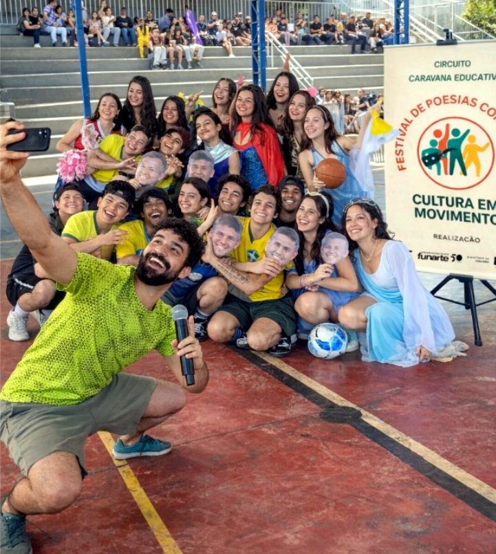 Estudantes celebram participacao nas atividades culturais do projeto Cultura em Movimento