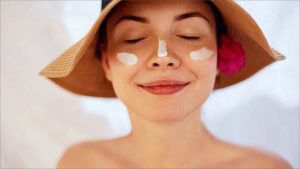 O sol pode provocar queimaduras e o envelhecimento precoce da pele, por isso é importante evitar a exposição prolongada.