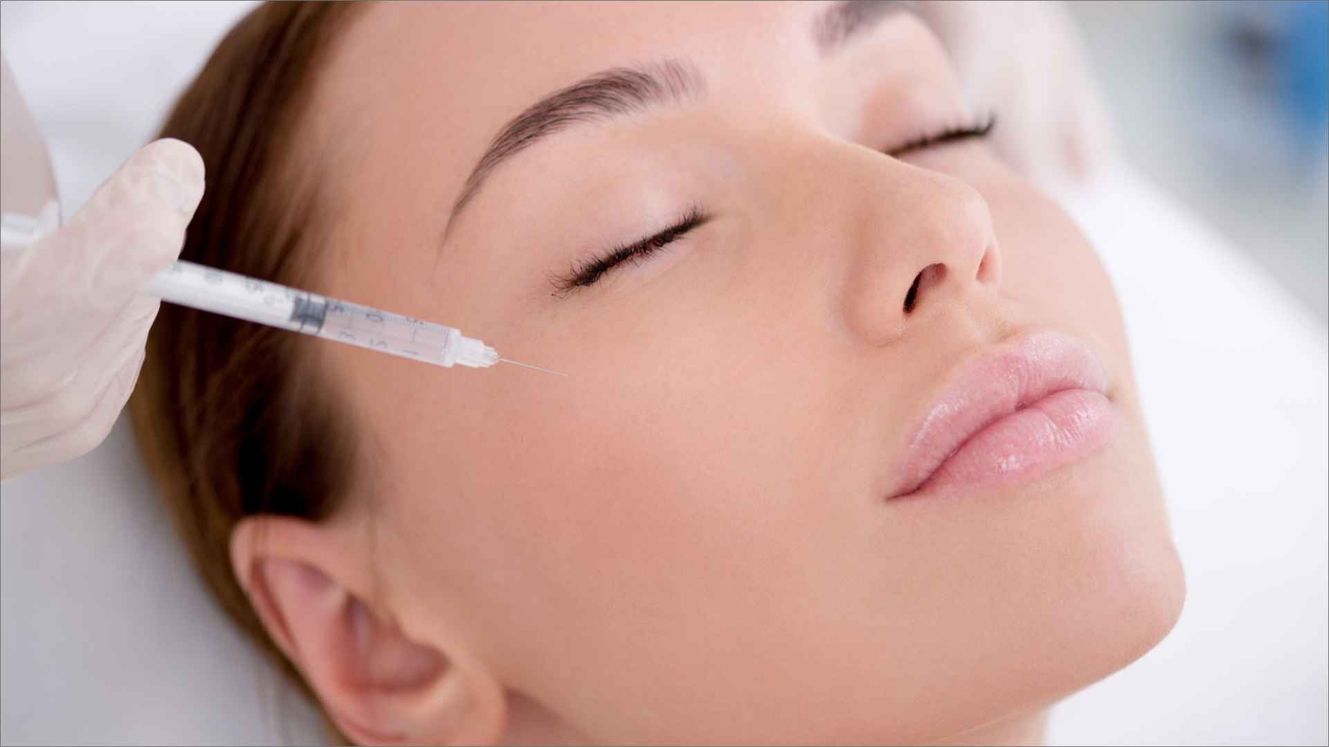 O Skinbooster serve justamente para dar um efeito “boost” na pele, ajudando a manter sua aparência jovial.