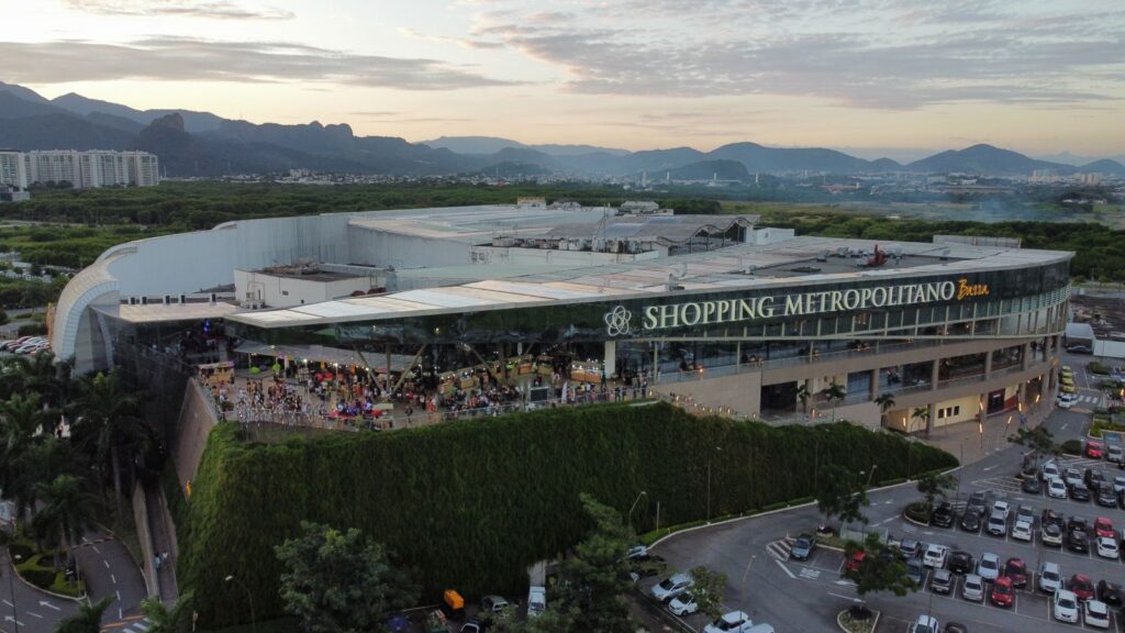 O Shopping Metropolitano Barra recebe a quinta edição do Samba de Base, no próximo dia 31 (sábado), das 16h às 22h, no Terraço do MET. O evento é gratuito e promovido pelo Base Tattoo, hub que reúne arte, tattoo, moda e entretenimento.