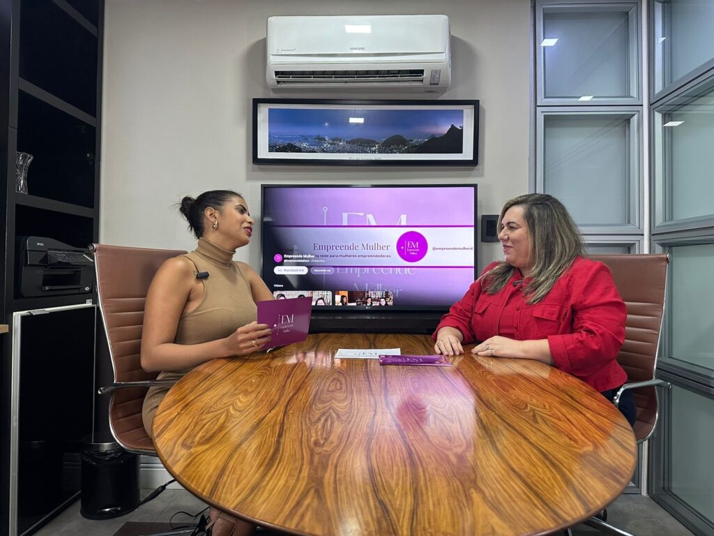 Eu sendo entrevistada pela Larissa para o pod Empreende Mulher.