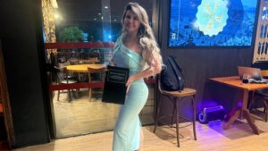 A advogada Cátia Vita recebe homenagem no encontro para associados Premium da ANB